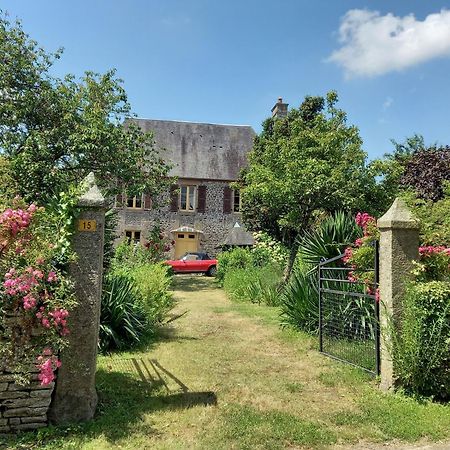 Bed and Breakfast Le Petit Manoir Isigny-le-Buat Екстер'єр фото