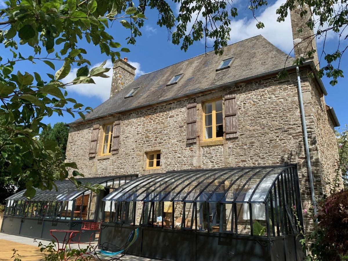 Bed and Breakfast Le Petit Manoir Isigny-le-Buat Екстер'єр фото