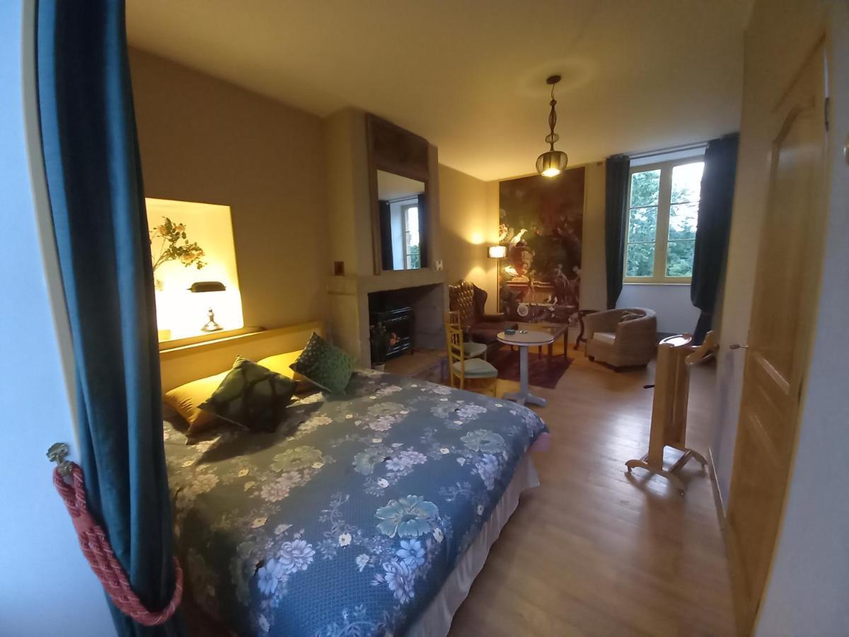 Bed and Breakfast Le Petit Manoir Isigny-le-Buat Екстер'єр фото