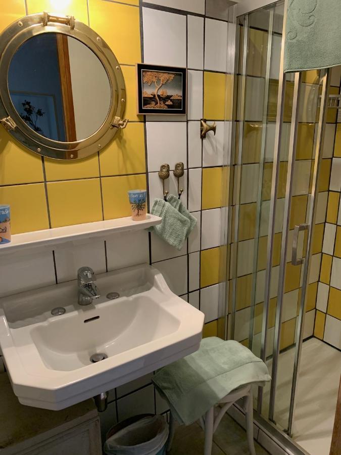 Bed and Breakfast Le Petit Manoir Isigny-le-Buat Екстер'єр фото