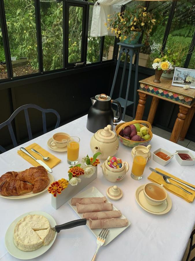 Bed and Breakfast Le Petit Manoir Isigny-le-Buat Екстер'єр фото