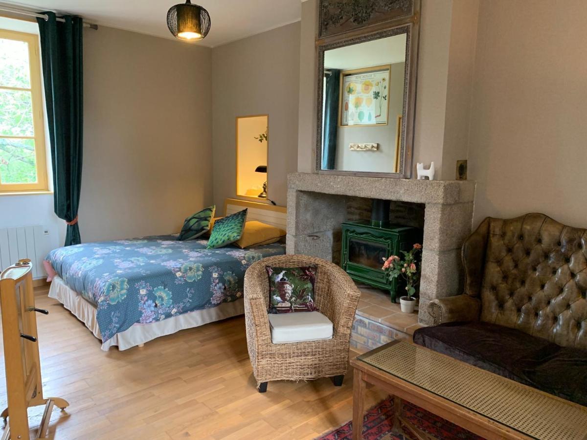 Bed and Breakfast Le Petit Manoir Isigny-le-Buat Екстер'єр фото