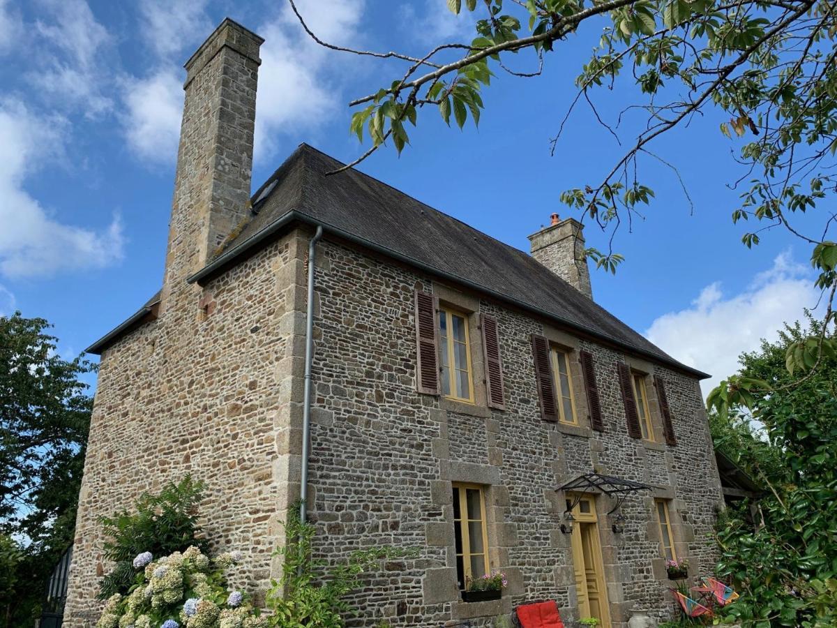 Bed and Breakfast Le Petit Manoir Isigny-le-Buat Екстер'єр фото