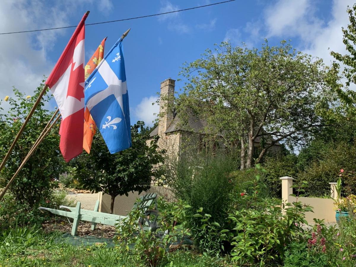 Bed and Breakfast Le Petit Manoir Isigny-le-Buat Екстер'єр фото