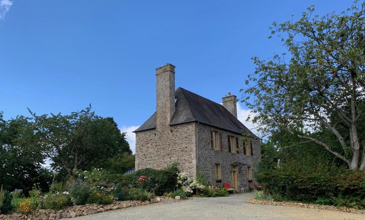 Bed and Breakfast Le Petit Manoir Isigny-le-Buat Екстер'єр фото