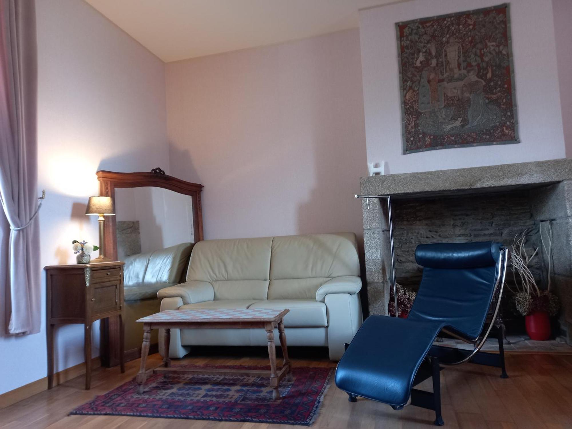 Bed and Breakfast Le Petit Manoir Isigny-le-Buat Екстер'єр фото