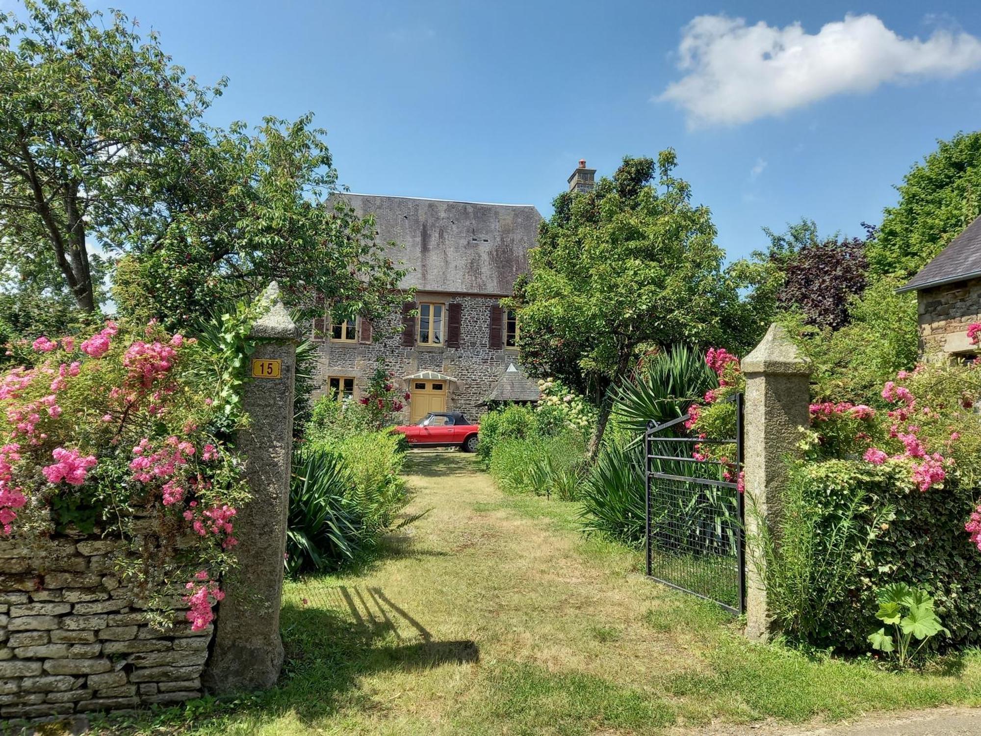 Bed and Breakfast Le Petit Manoir Isigny-le-Buat Екстер'єр фото