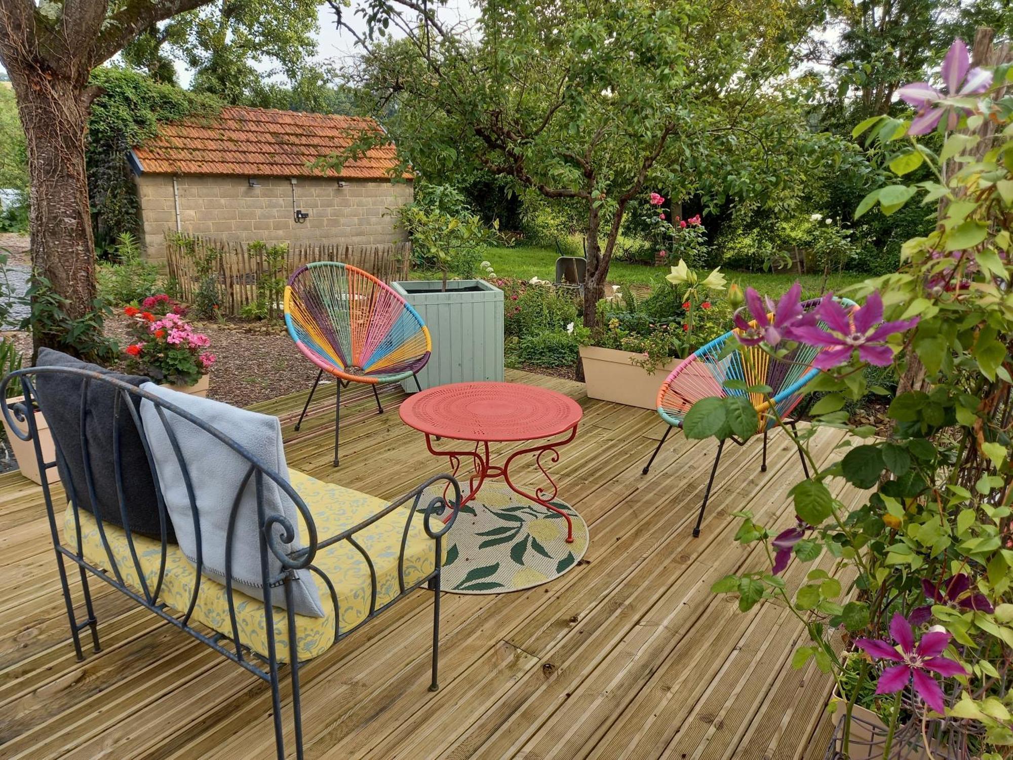 Bed and Breakfast Le Petit Manoir Isigny-le-Buat Екстер'єр фото