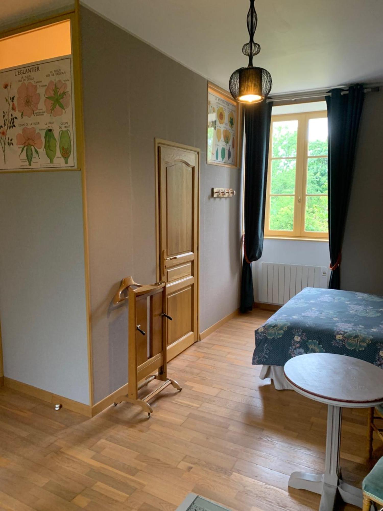 Bed and Breakfast Le Petit Manoir Isigny-le-Buat Екстер'єр фото